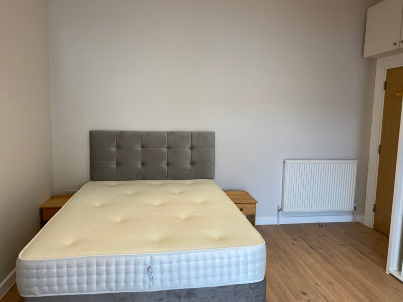 Flat Barrowgate Road in Greater London