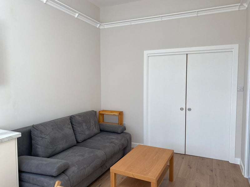 Flat Barrowgate Road in Greater London