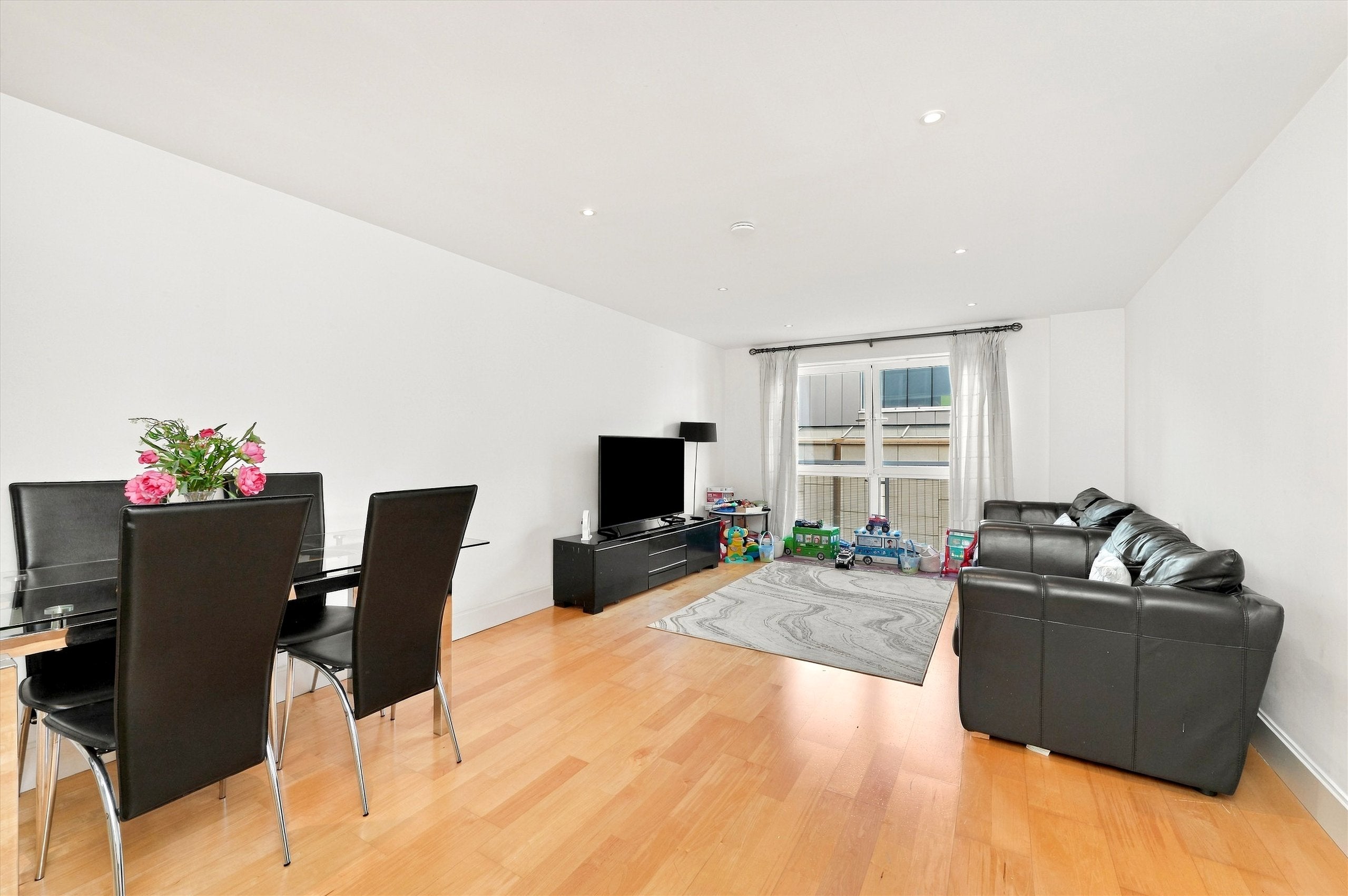 Flat Vauxhall Bridge Road in City of Westminster