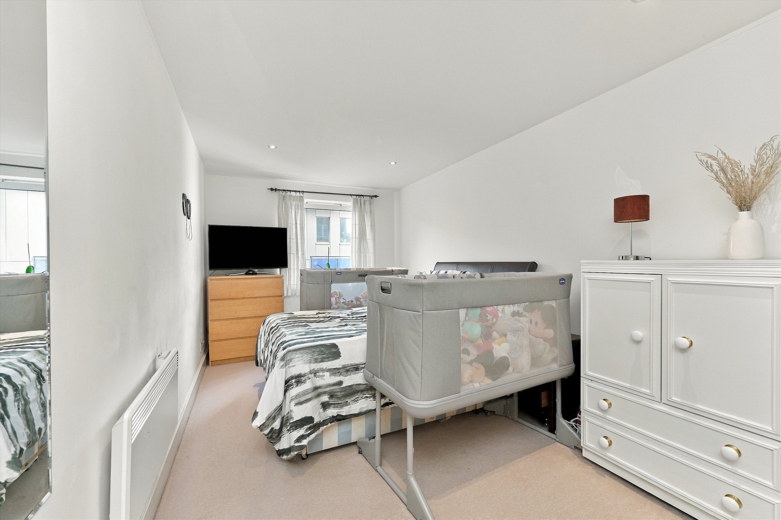 Flat Vauxhall Bridge Road in City of Westminster
