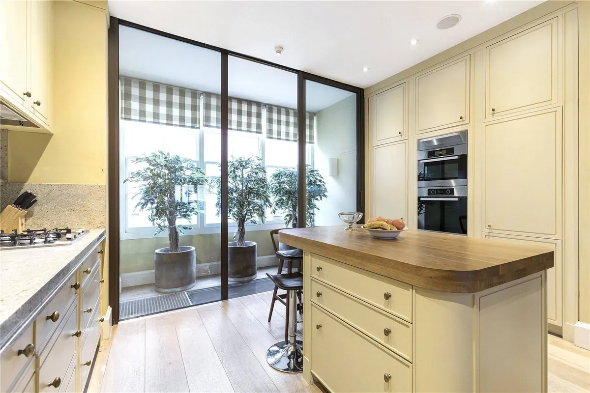 House Lyall Mews in City of Westminster