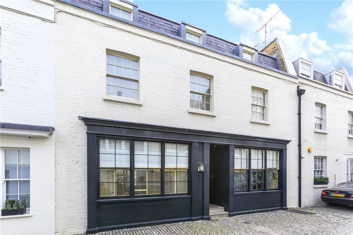 House Lyall Mews in City of Westminster