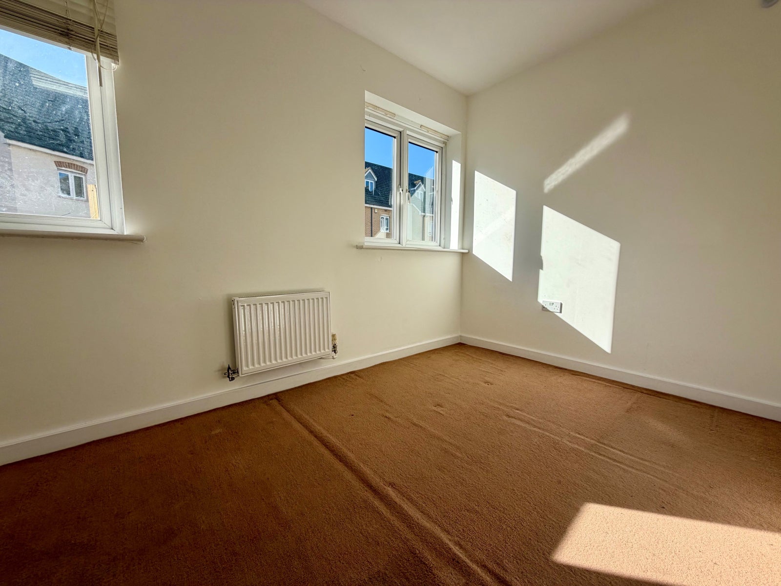 Flat Ingrebourne Avenue in London