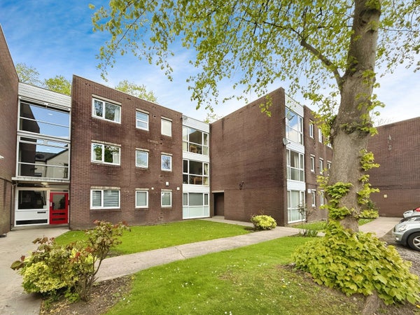 Flat Conyngham Road in Manchester