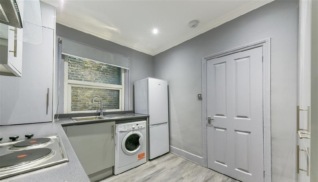 Flat Kellino Street in Greater London