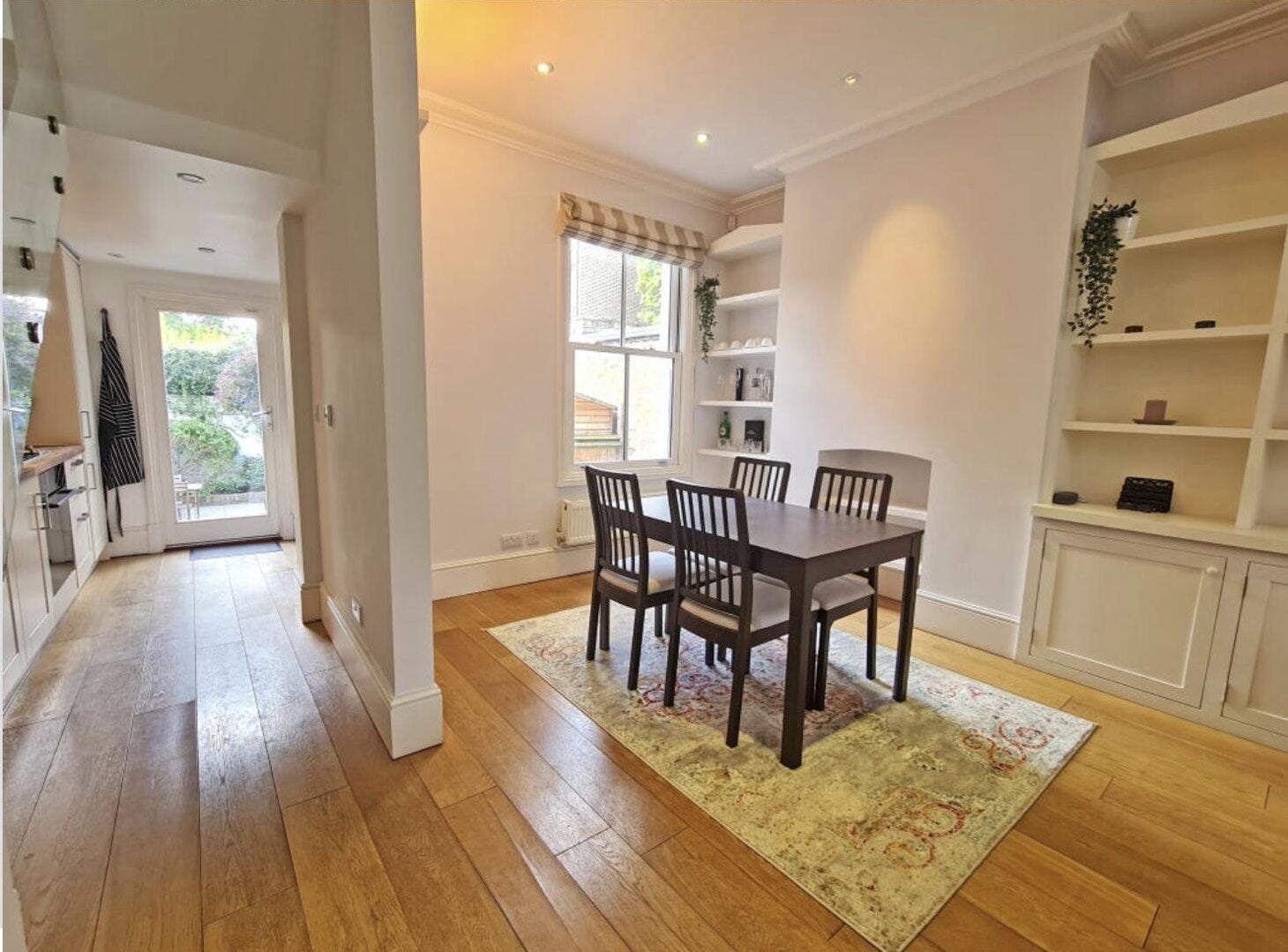 Flat Hannell Road in Greater London
