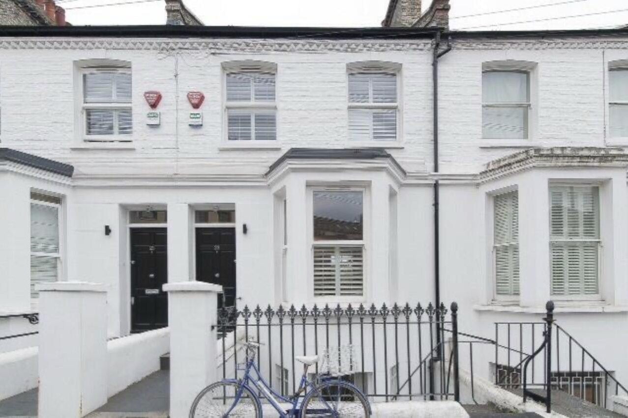 Flat Hannell Road in Greater London
