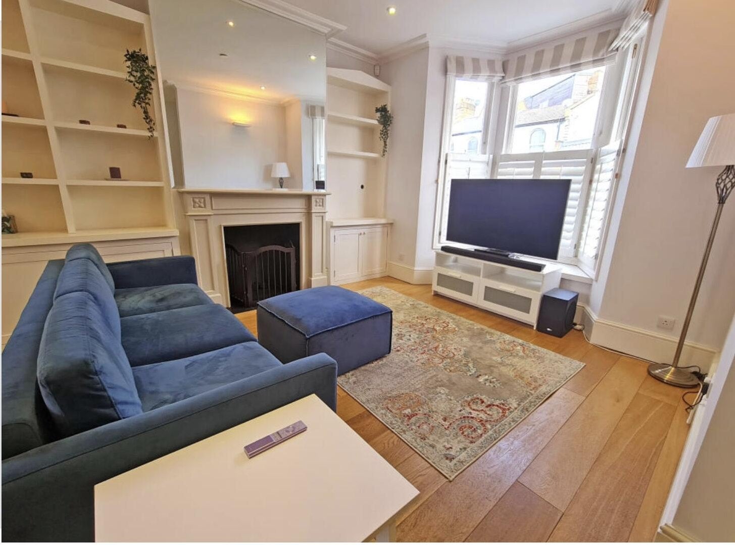 Flat Hannell Road in Greater London