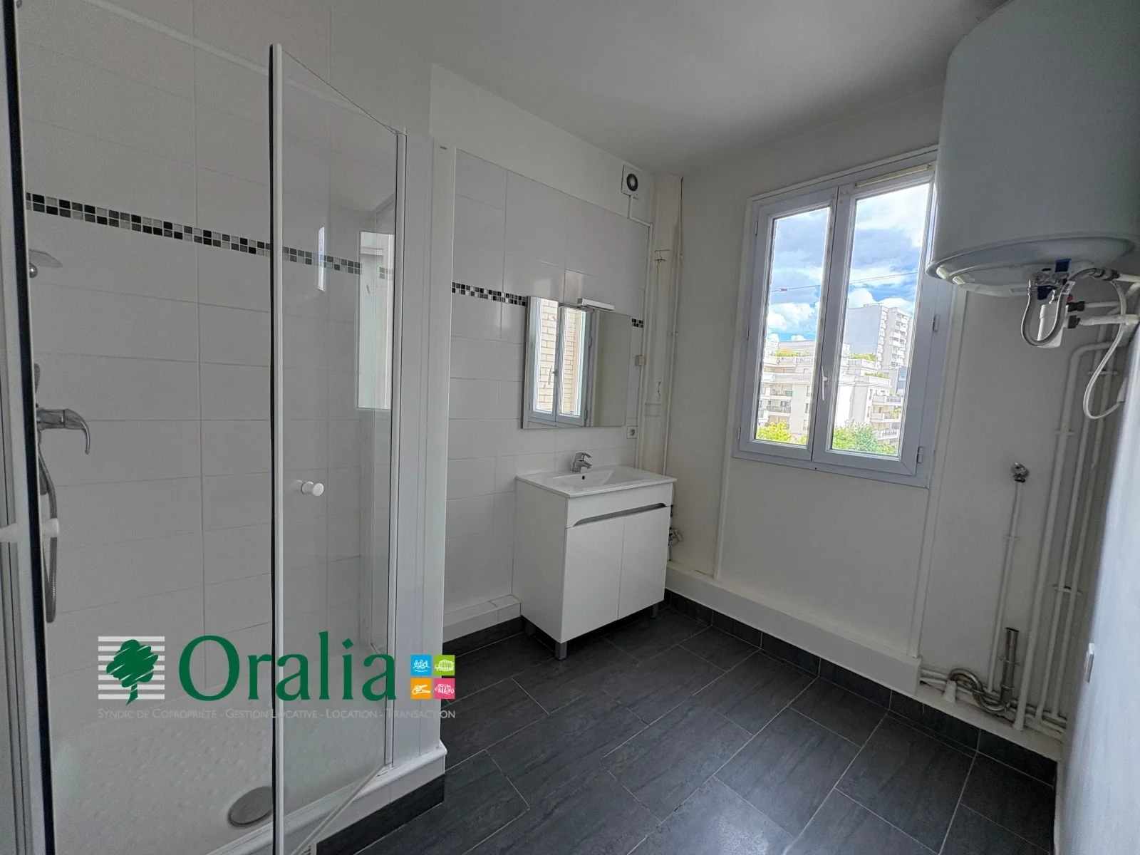 Flat Rue Victor Hugo in Levallois-Perret