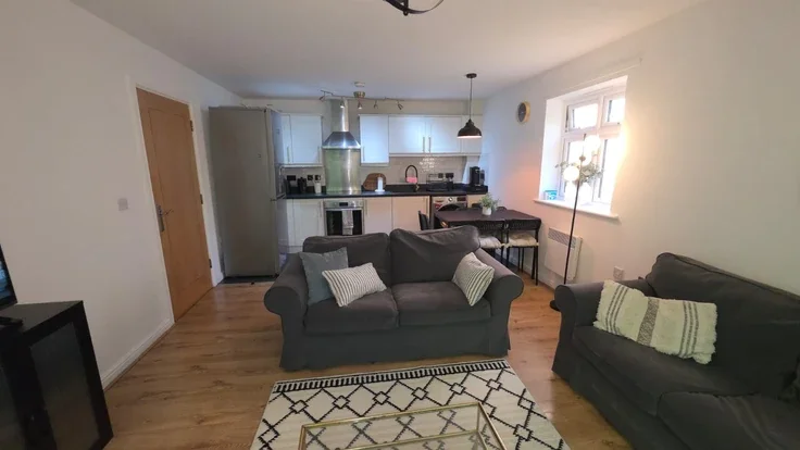 Flat Wyncliffe Gardens in Cardiff