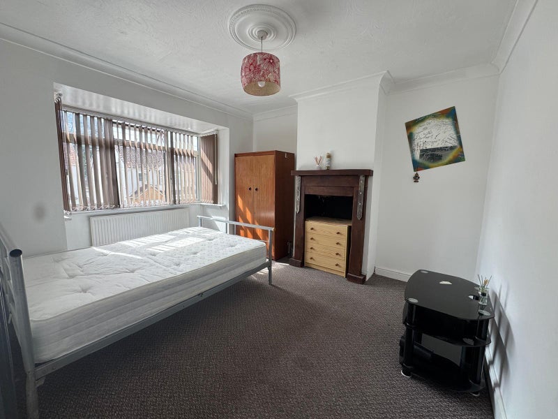 Room Whitby Road in Slough