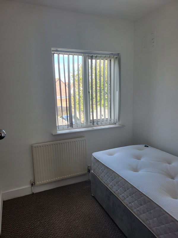 Room Whitby Road in Slough