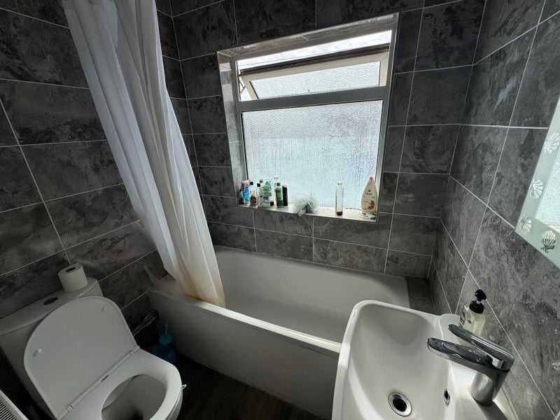 Room Whitby Road in Slough