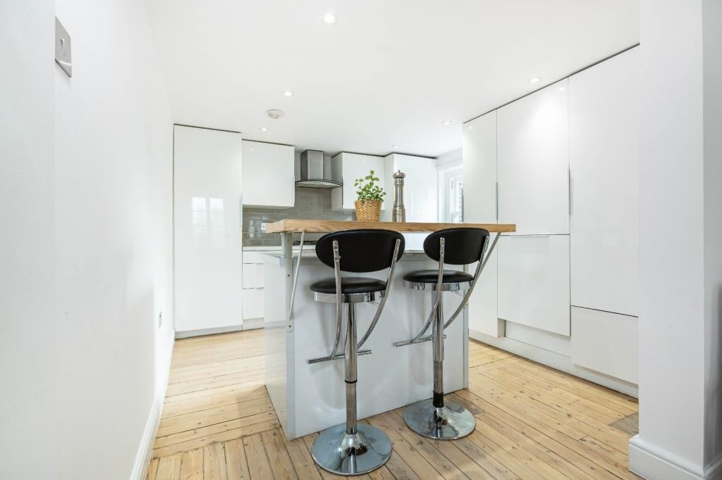 Flat Mortlake High Street in Greater London