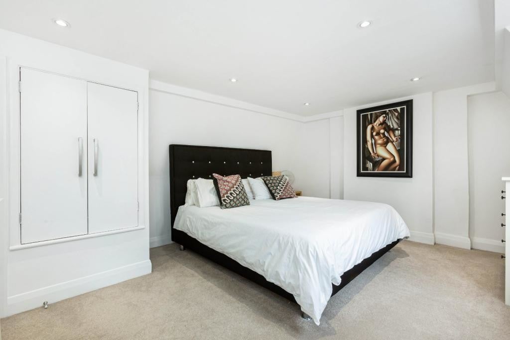 Flat Mortlake High Street in Greater London