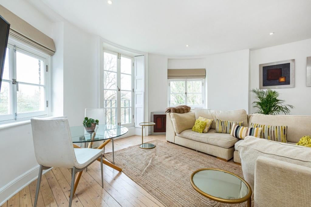 Flat Mortlake High Street in Greater London