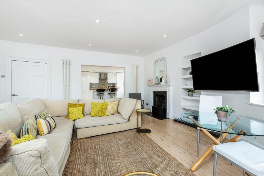 Flat Mortlake High Street in Greater London