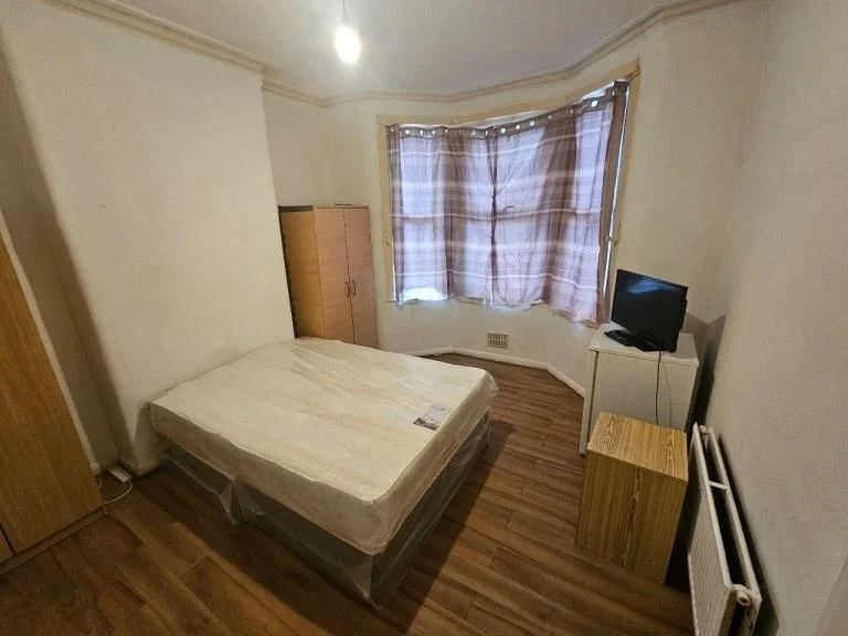 Room Mordaunt Road in Greater London