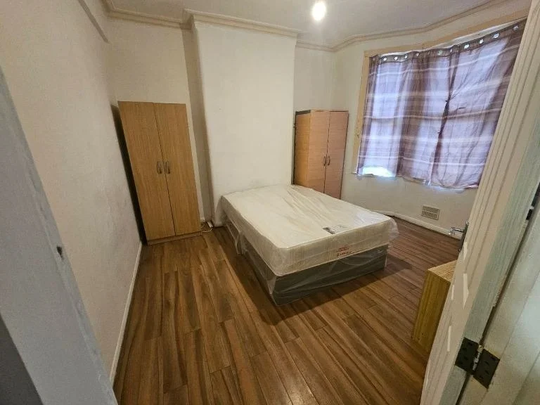 Room Mordaunt Road in Greater London