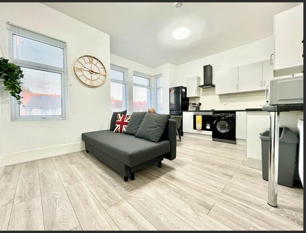 Flat South Street in Greater London