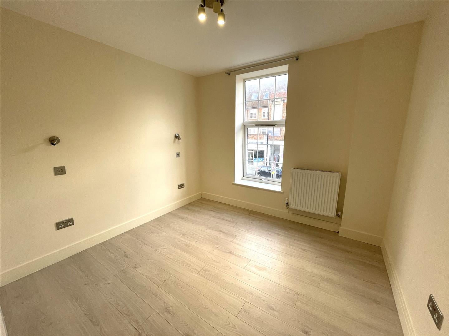 Flat Victoria Road in Greater London