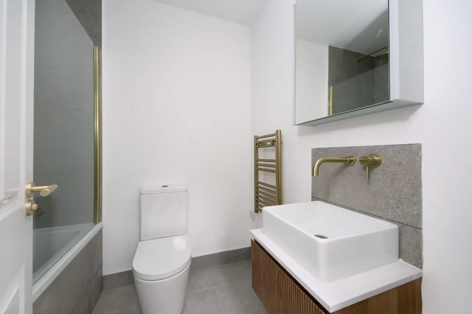 Flat Northfield Avenue in Greater London
