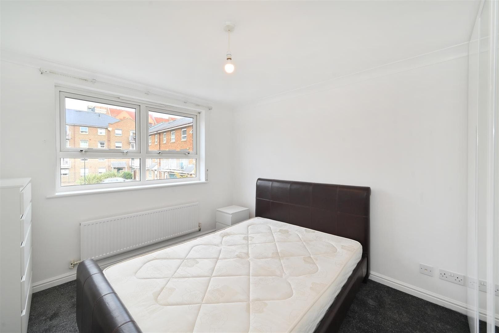 Flat Schooner Close in Greater London