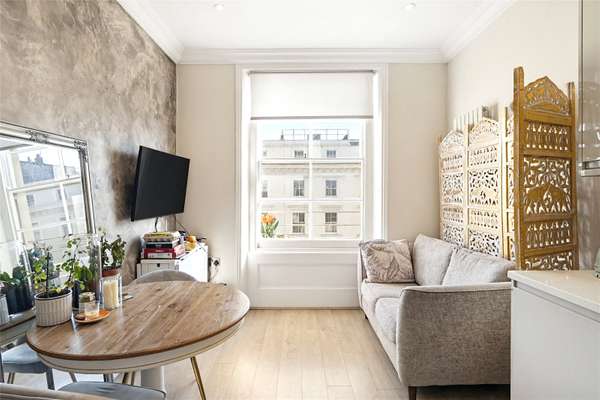 Flat Belgrave Road in City of Westminster