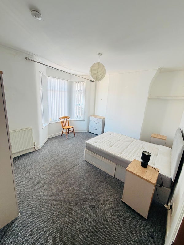 Room Gloucester Road in Liverpool