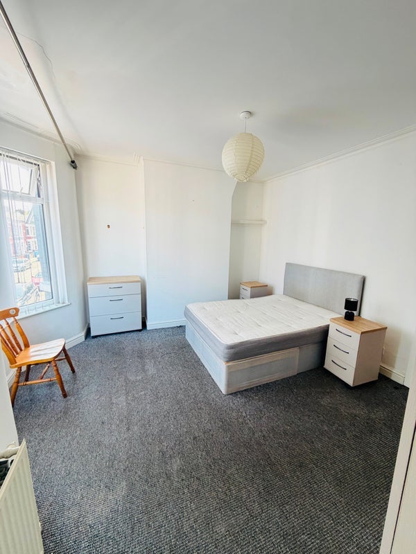 Room Gloucester Road in Liverpool