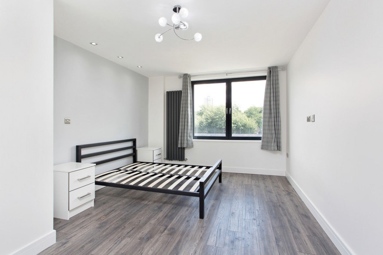 Flat Candle Street in Greater London