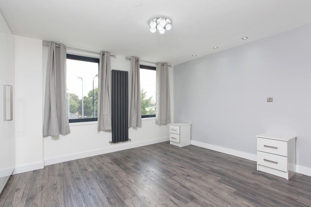 Flat Candle Street in Greater London