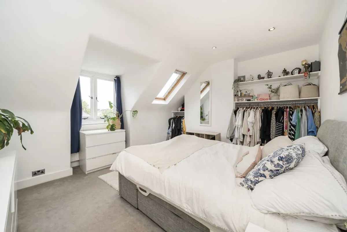 Flat Grange Road in Greater London
