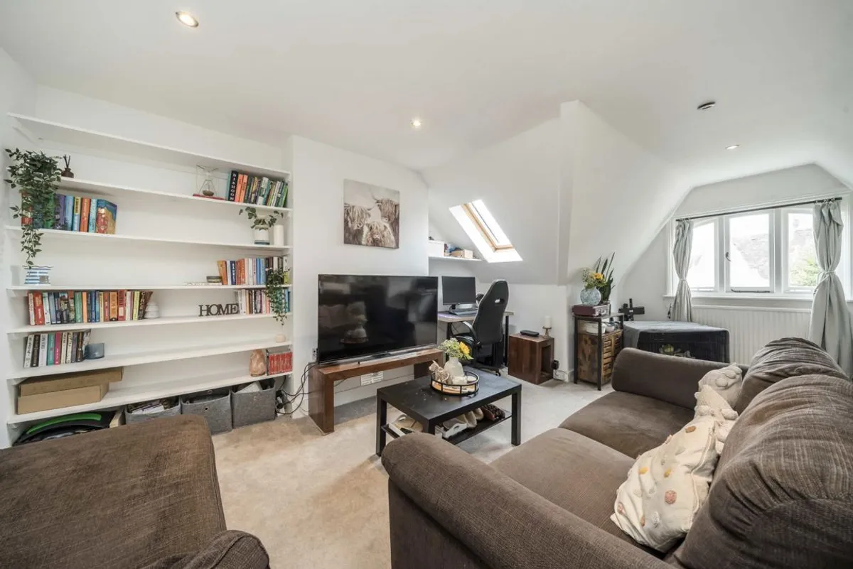Flat Grange Road in Greater London