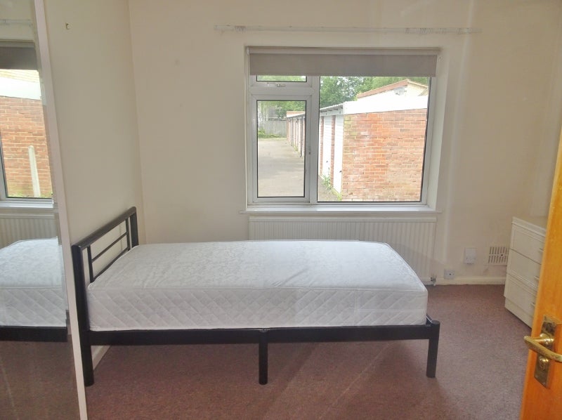 Room Brooks Road in Cambridge
