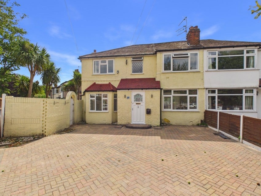 House Petersfield Road in Borough of Spelthorne