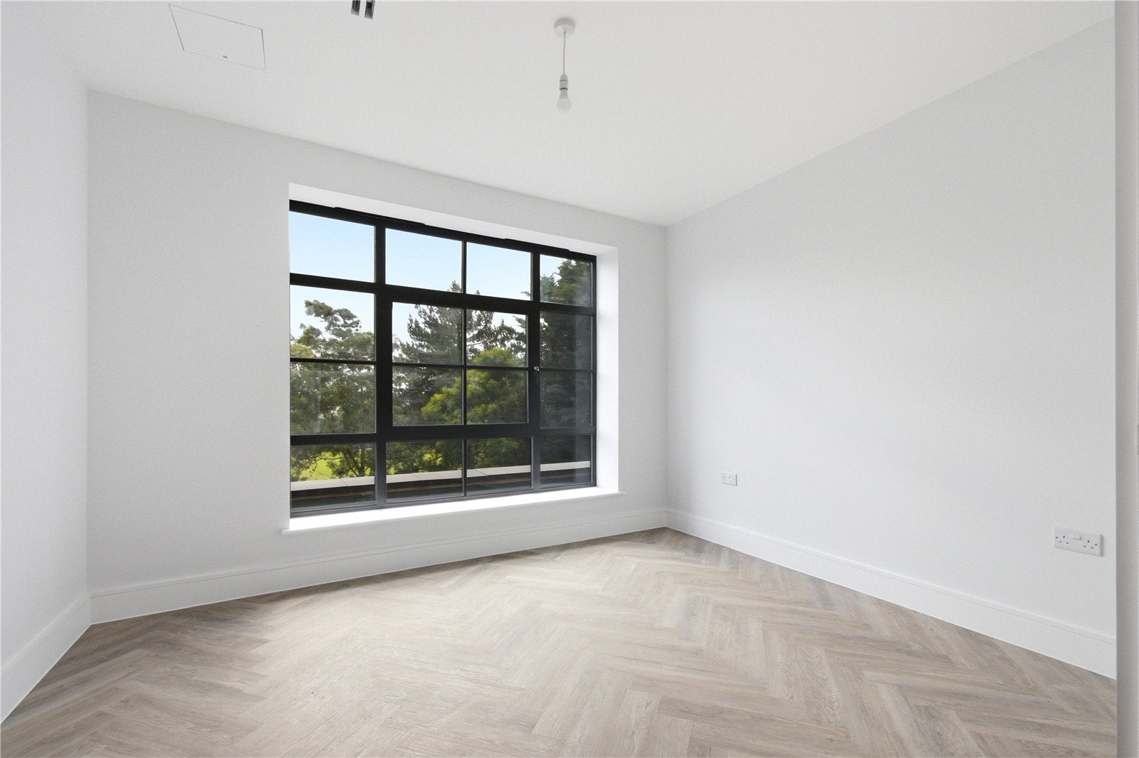 Flat Brunswick Park Road in Greater London