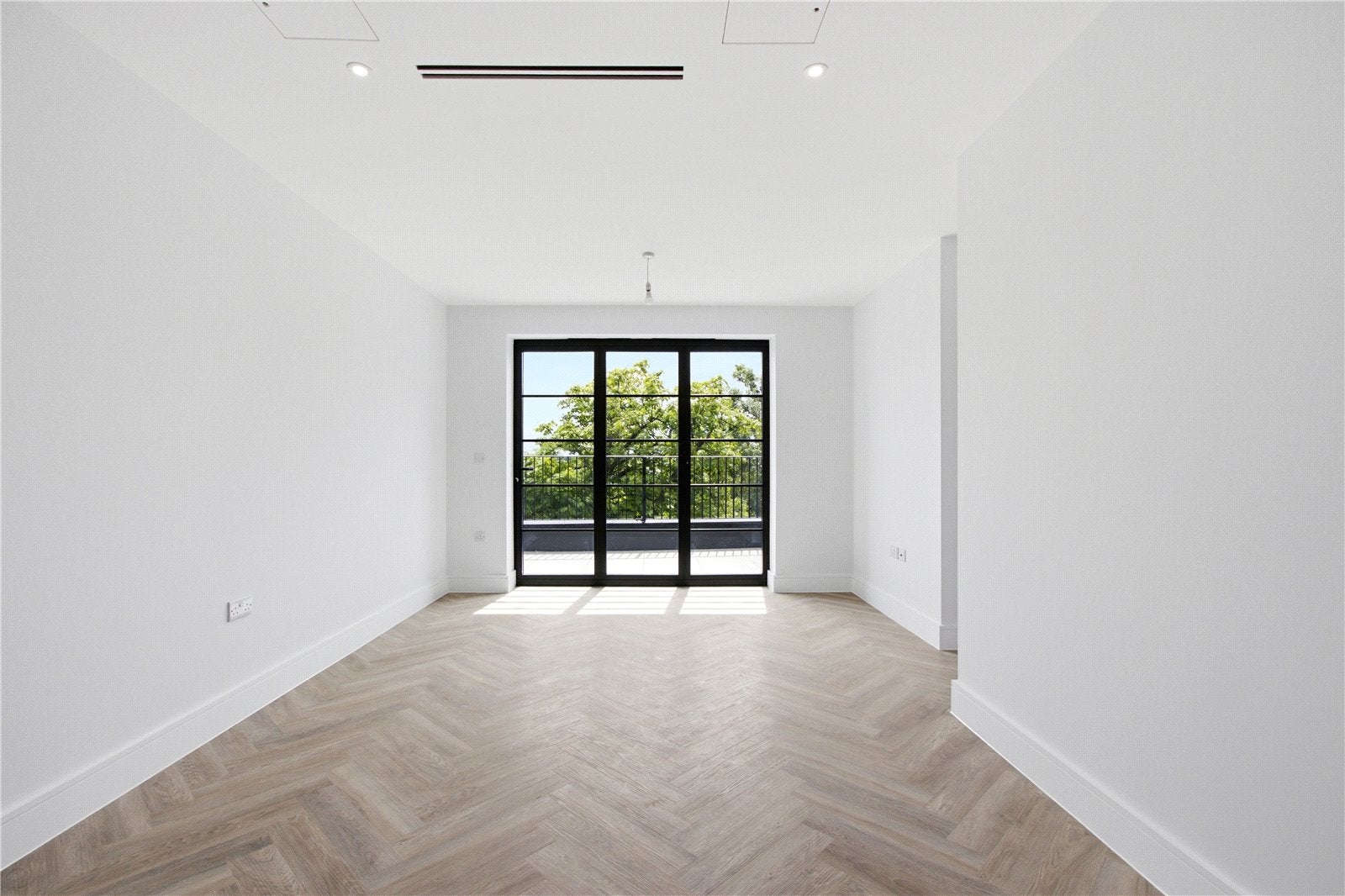 Flat Brunswick Park Road in Greater London