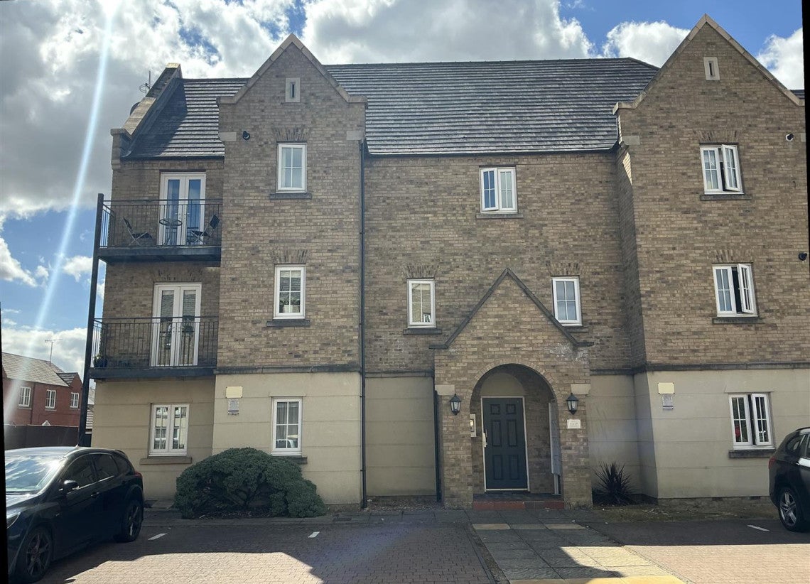 Flat Avocet Close in Rugby
