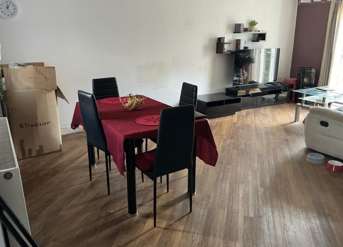 Flat Avocet Close in Rugby