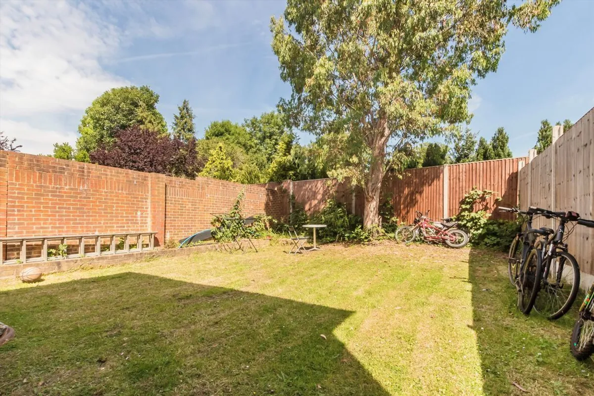 Room Coombe Lane West in Greater London