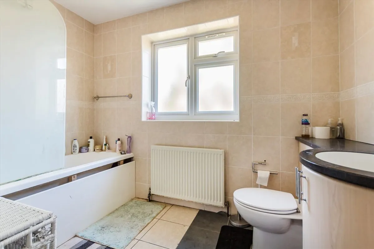 Room Coombe Lane West in Greater London