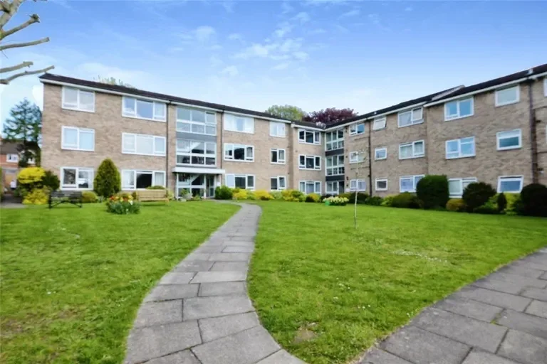 Flat Elizabeth Court in Watford