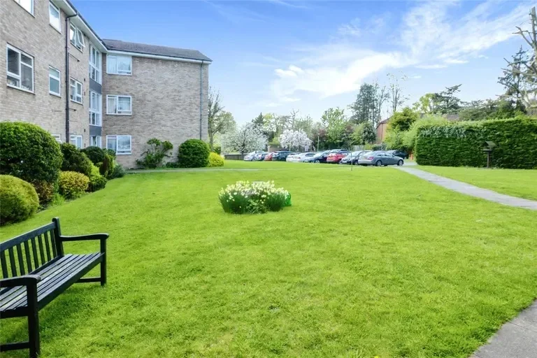 Flat Elizabeth Court in Watford