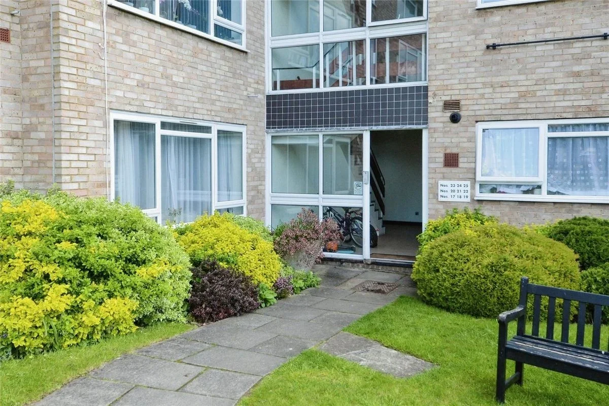Flat Elizabeth Court in Watford