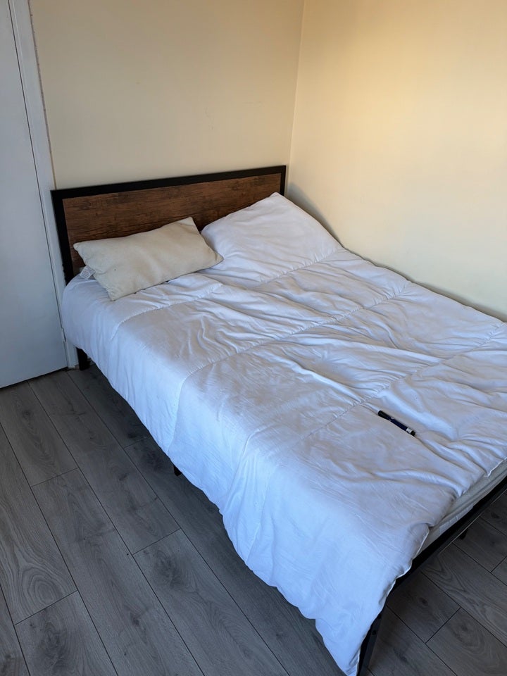 Room Durham Rise in Greater London