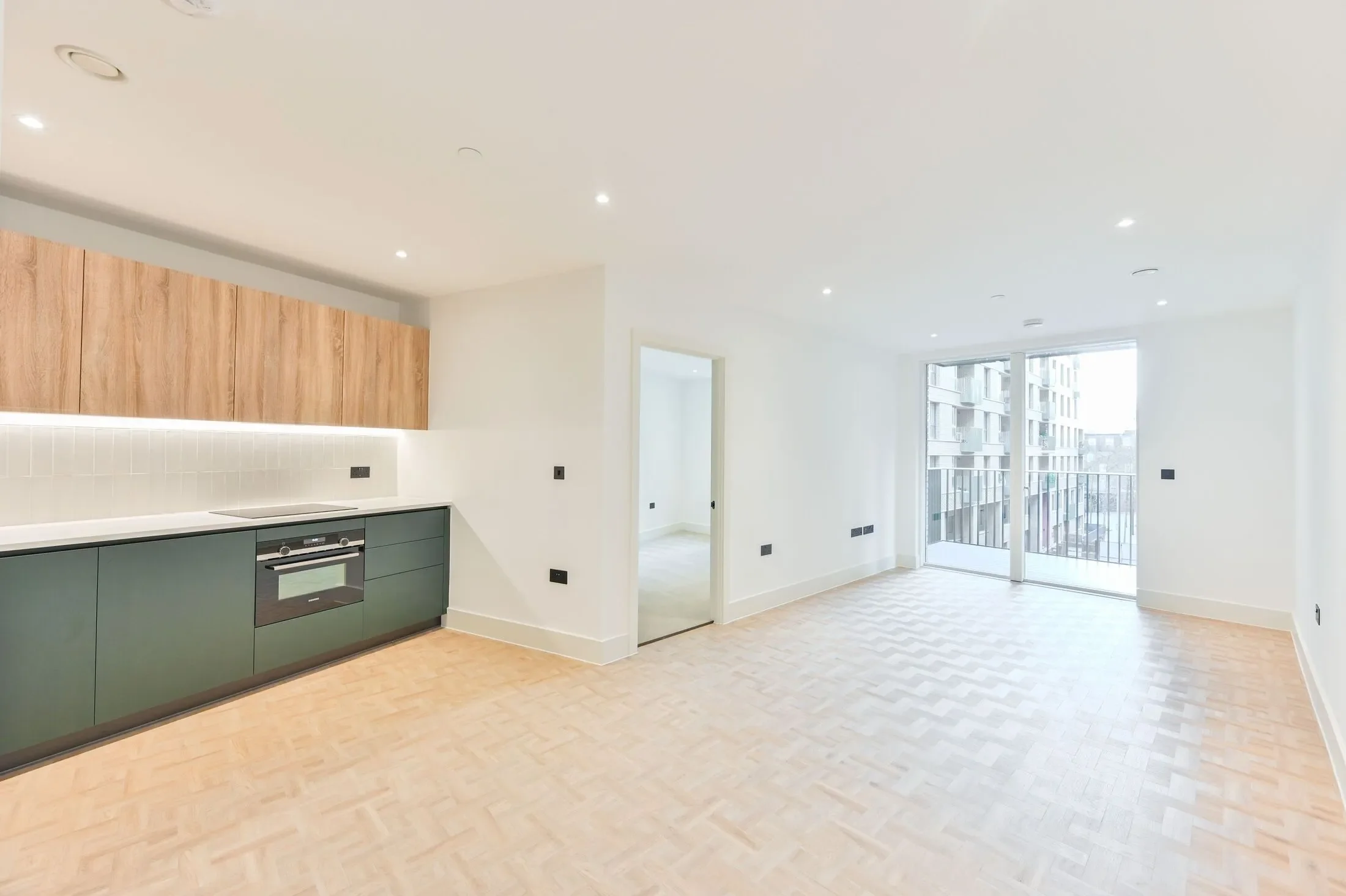 Flat Monarch Square in Greater London