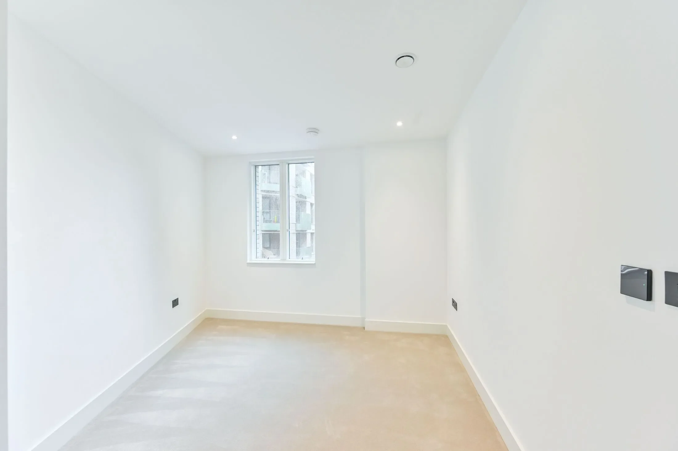Flat Monarch Square in Greater London