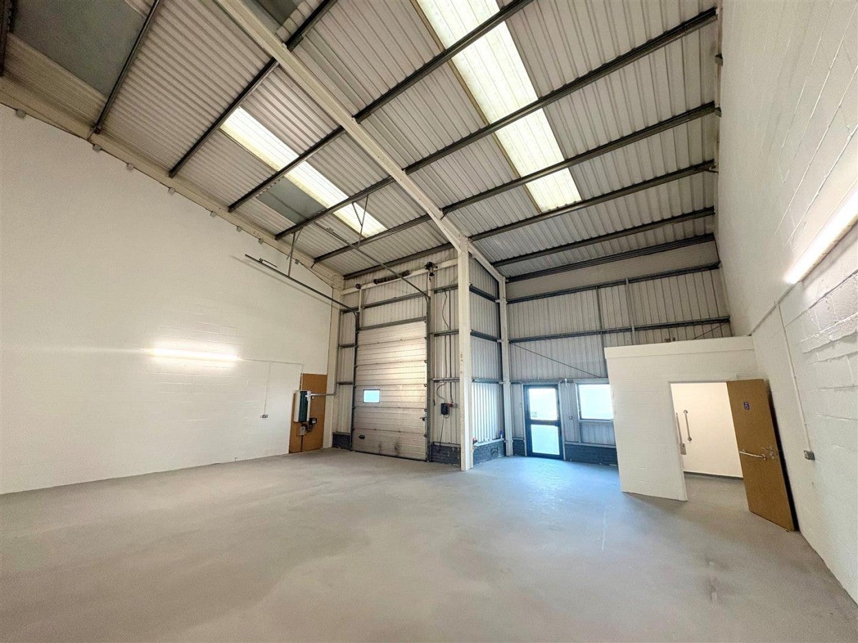 Flat Arndale Road in Arun