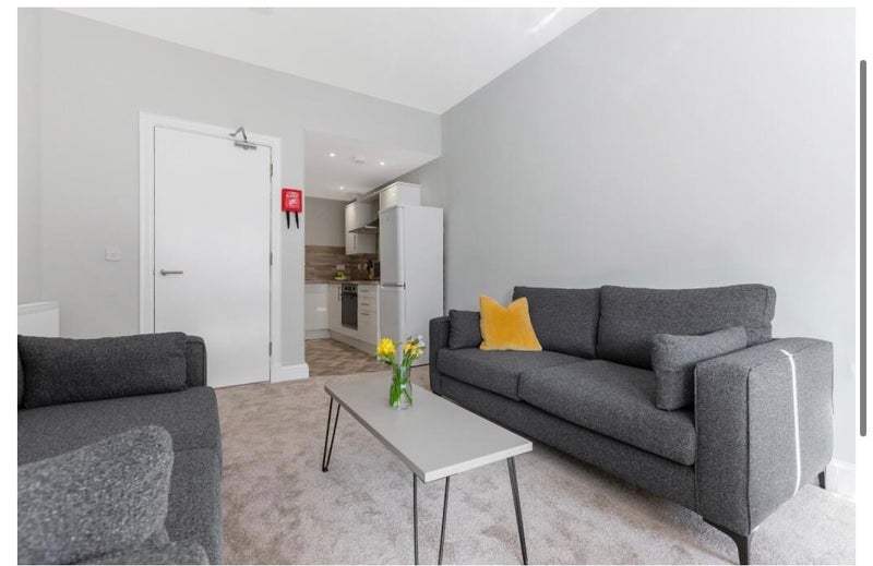Room Dumbarton Road in Glasgow